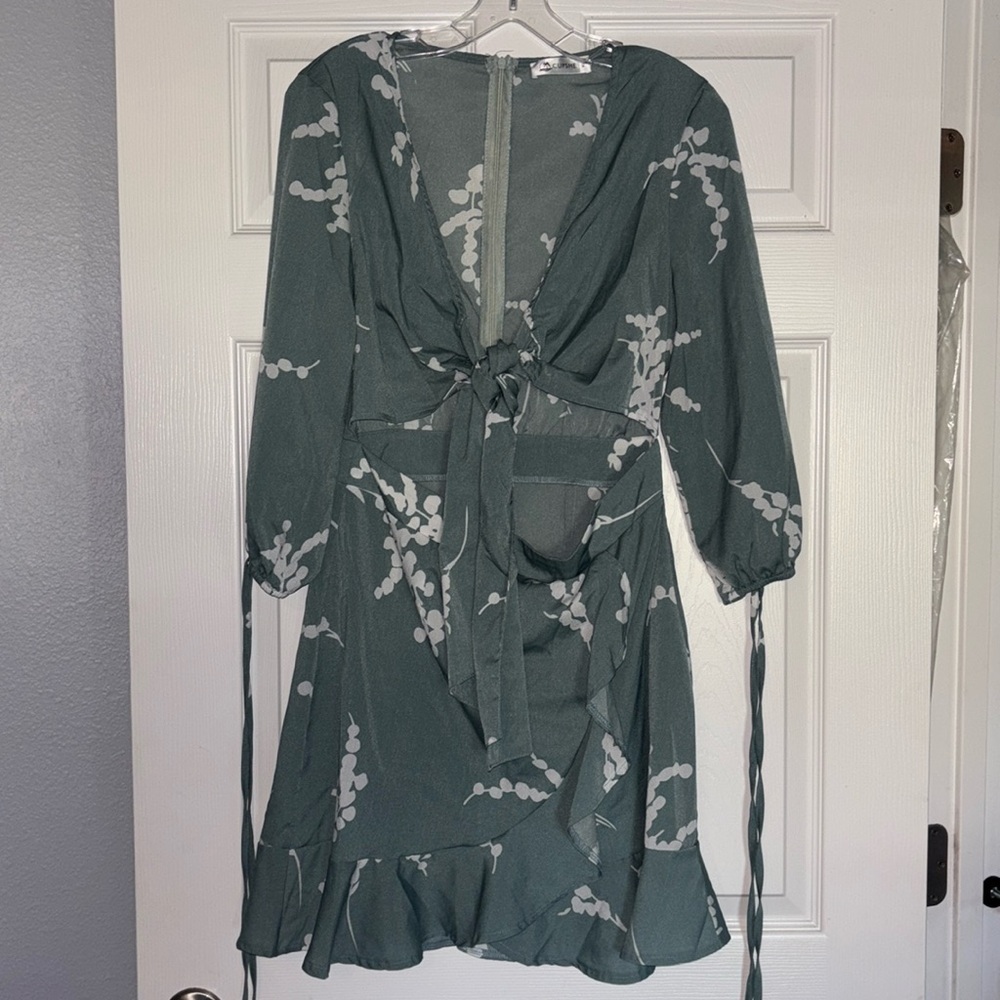 Womens Cupshe open Tie front dress. Floral design, sage green.